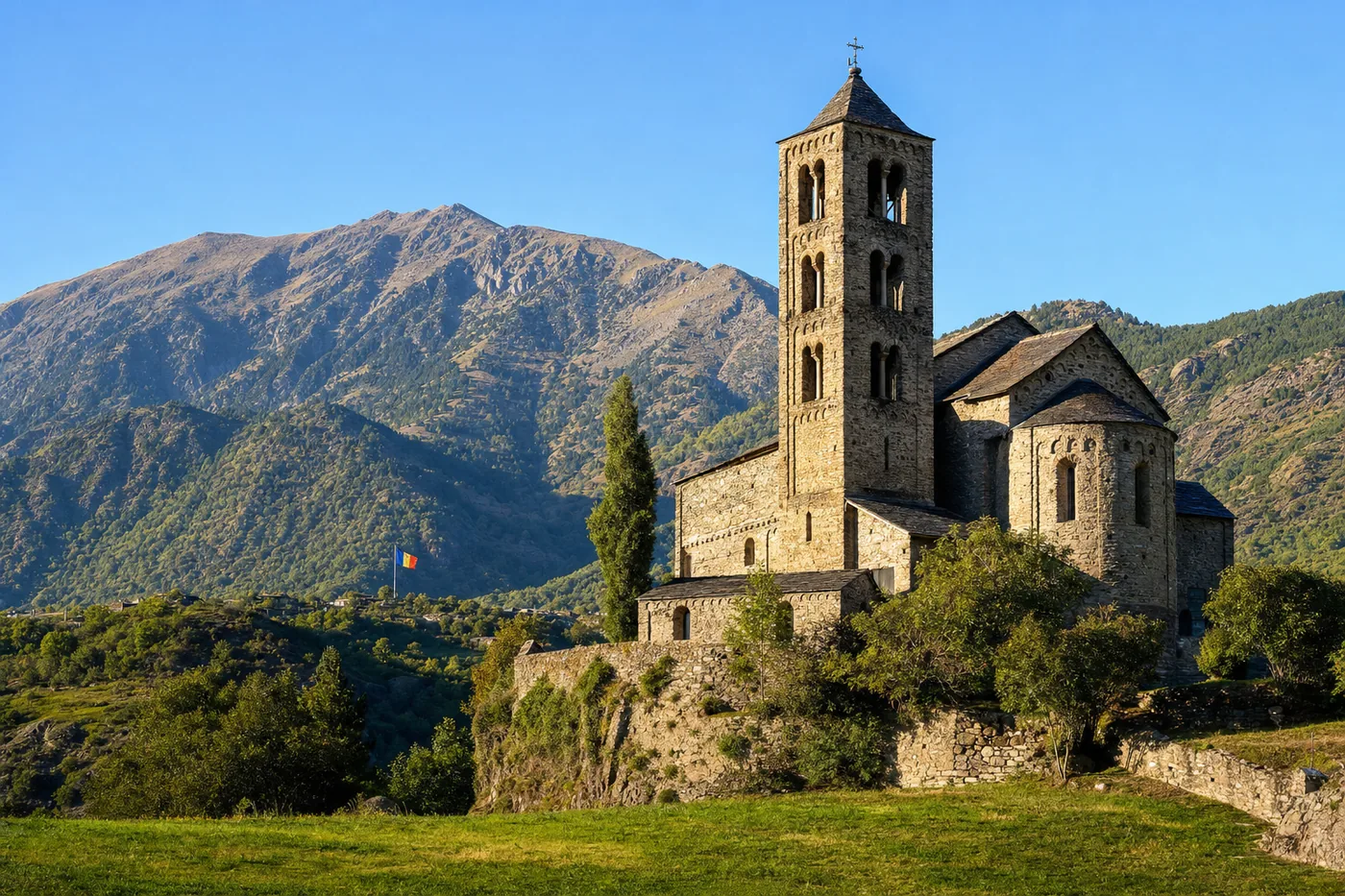 Kjent landemerke i Andorra med landets flagg