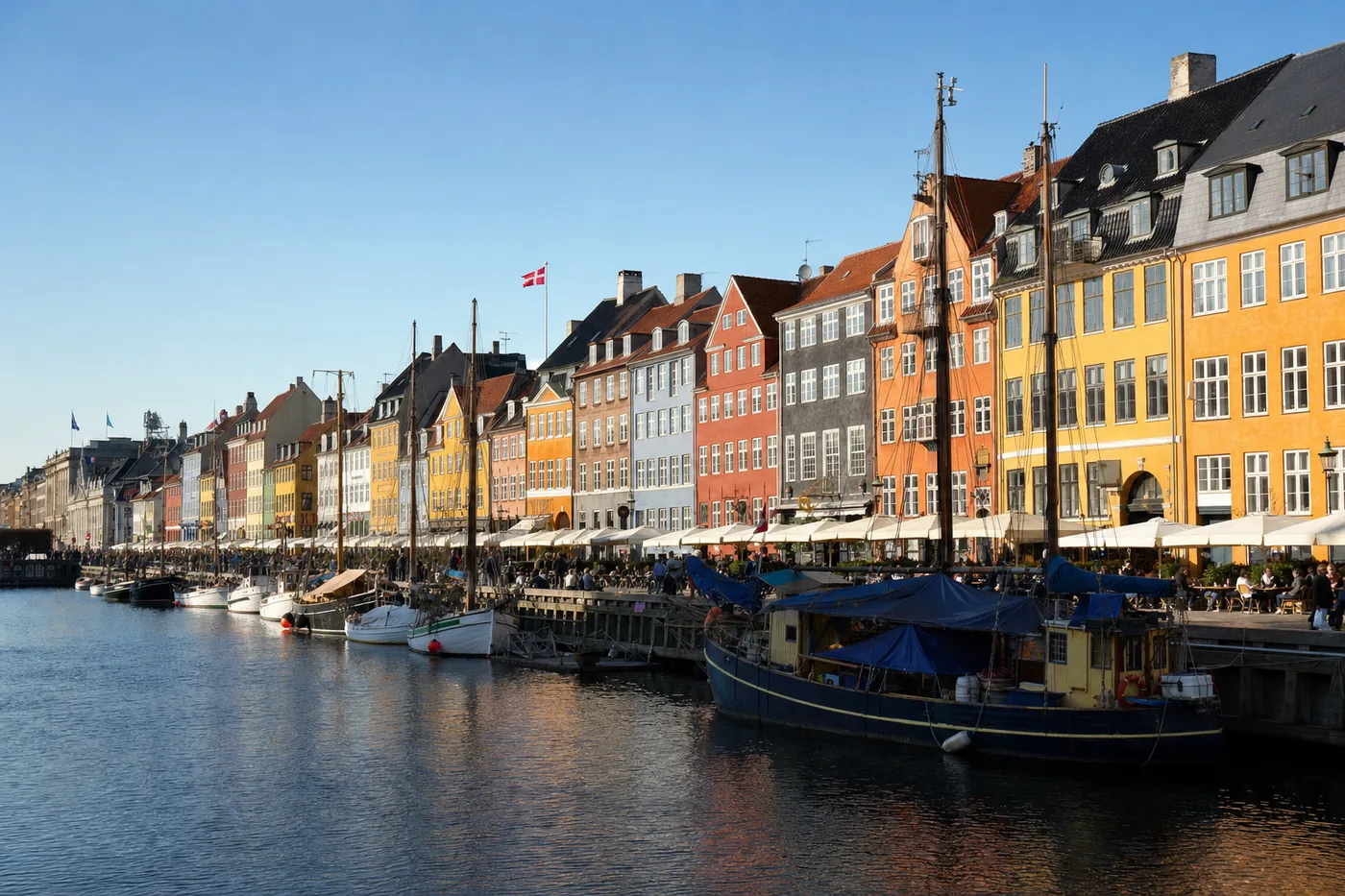 Kjent landemerke i Danmark med landets flagg