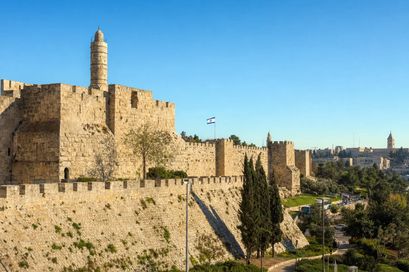 Kjent landemerke i Israel med landets flagg
