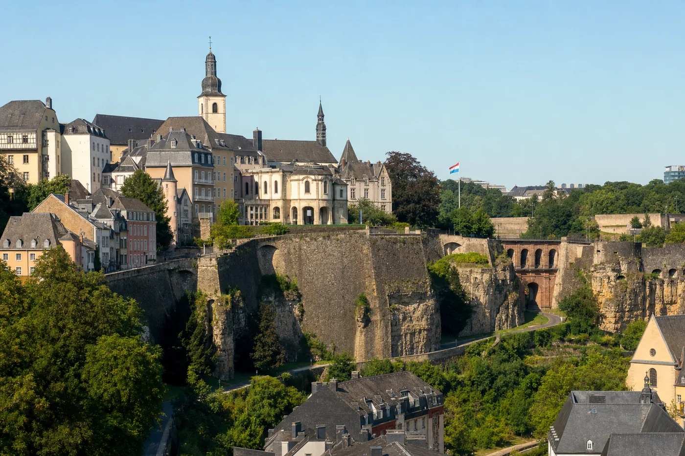 Kjent landemerke i Luxemburg med landets flagg