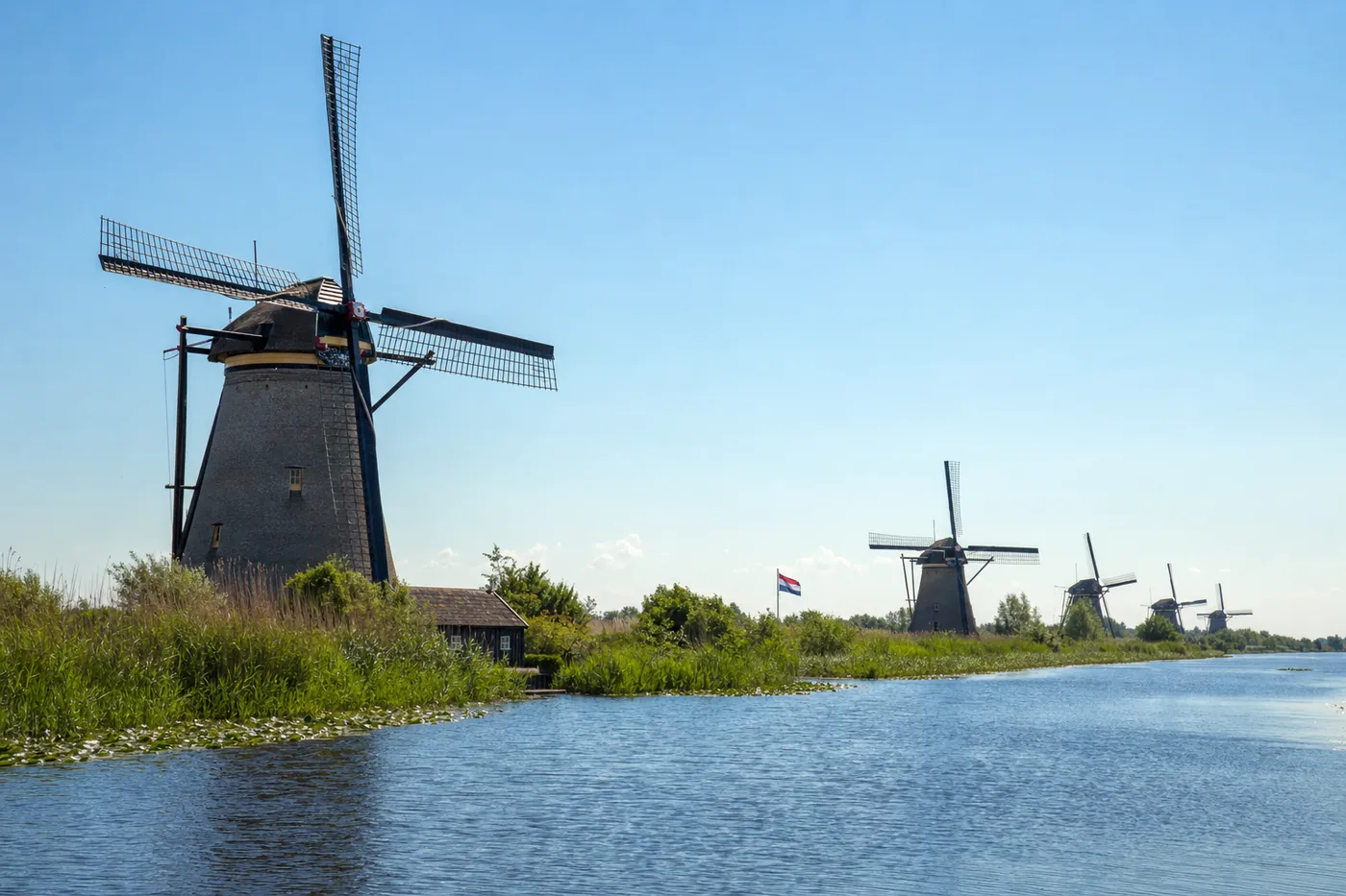Kjent landemerke i Nederland med landets flagg
