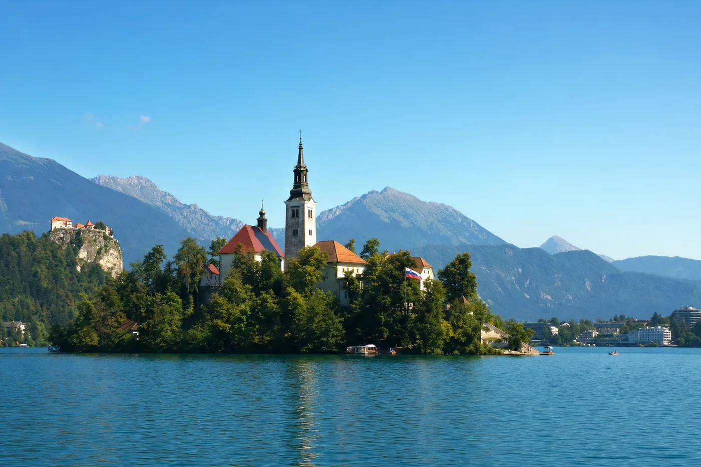 Kjent landemerke i Slovenia med landets flagg