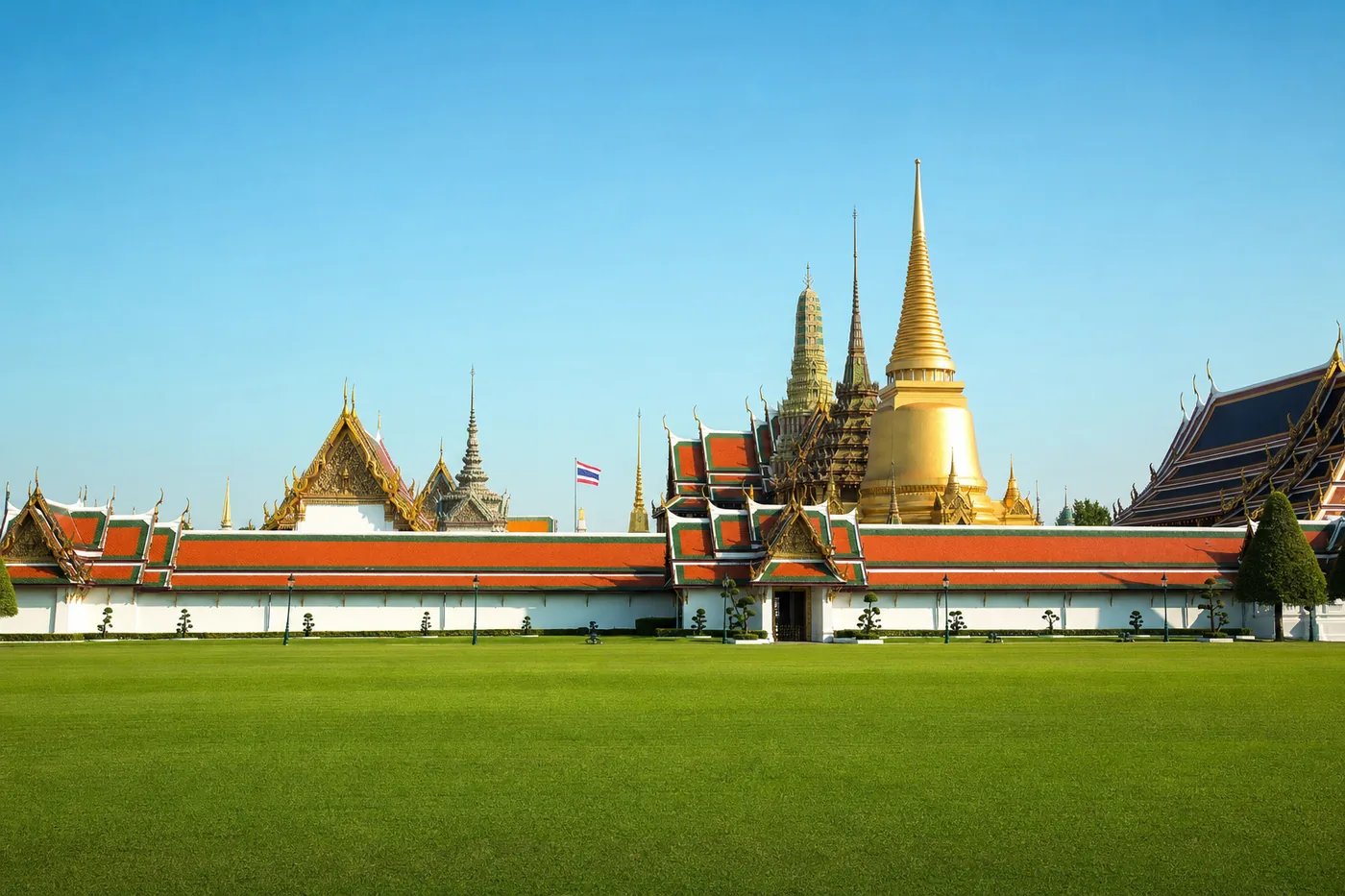 Kjent landemerke i Thailand med landets flagg