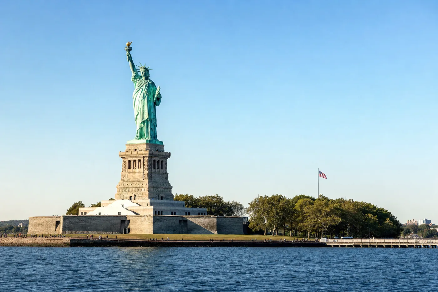 Kjent landemerke i USA med landets flagg